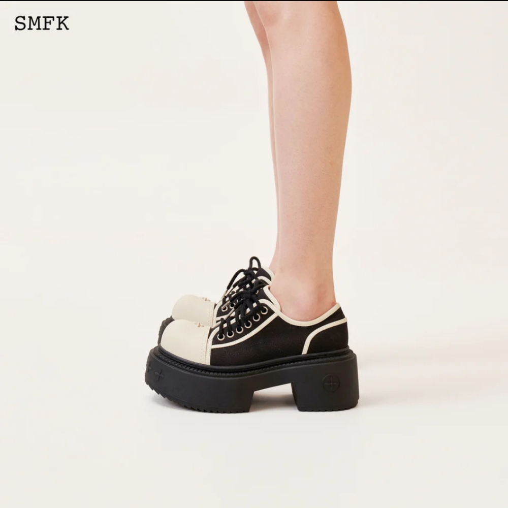 Compass Rider Low-Top Boots In Black And White